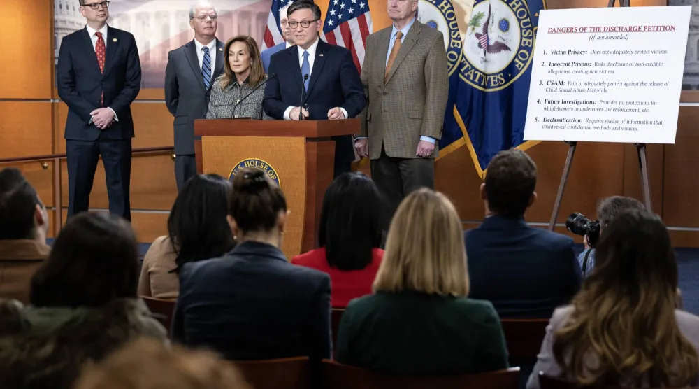 رئيس مجلس النواب الأميركي مايك جونسون يتحدث إلى الإعلام في مبنى الكابيتول الأميركي في العاصمة واشنطن... 18 نوفمبر 2025 (إ.ب.أ)