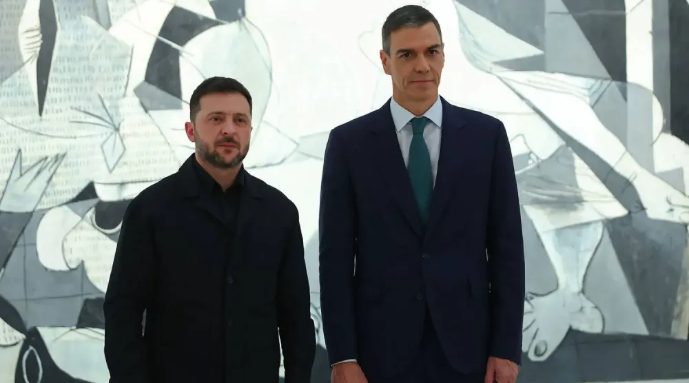 İspanya Başbakanı Pedro Sanchez (sağda) ve Ukrayna Devlet Başkanı Volodimir Zelenskiy Madrid'de (AFP)