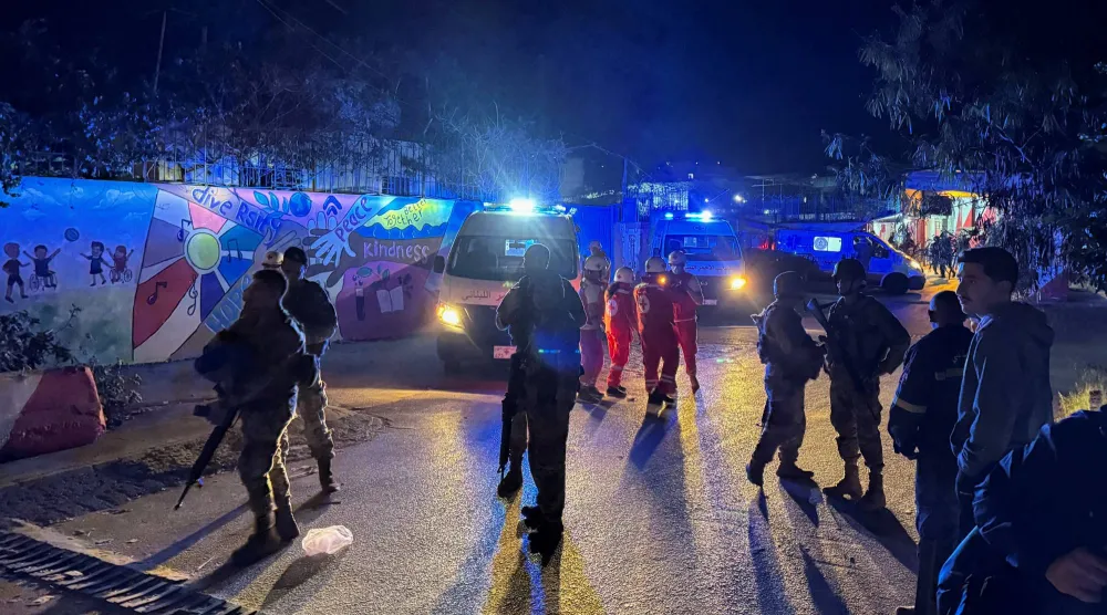 جنود لبنانيون عند مدخل مخيم عين الحلوة بعد الضربات الإسرائيلية (رويترز)