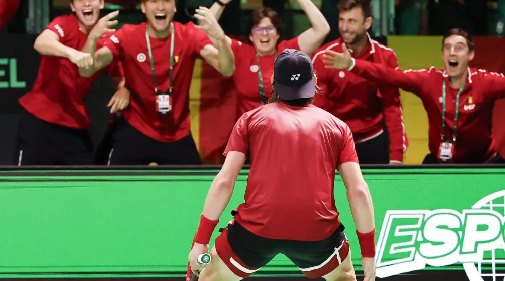 فرحة لاعبي بلجيكا بالتأهل لنصف نهائي كأس ديفيز (إ.ب.أ)