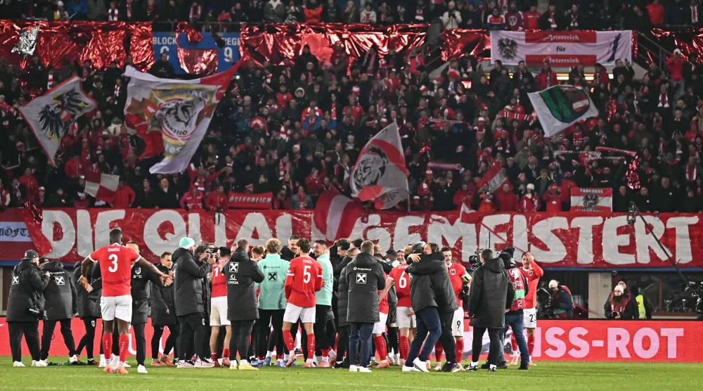 لاعبو النمسا يحتفلون مع جماهيرهم بالتأهل لكأس العالم (أ.ف.ب)