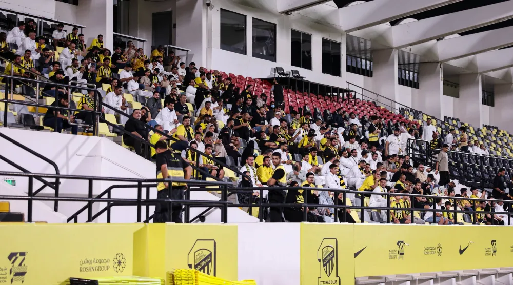 الجماهير خلال حضورها في المدرجات خلال التدريبات (نادي الاتحاد) 