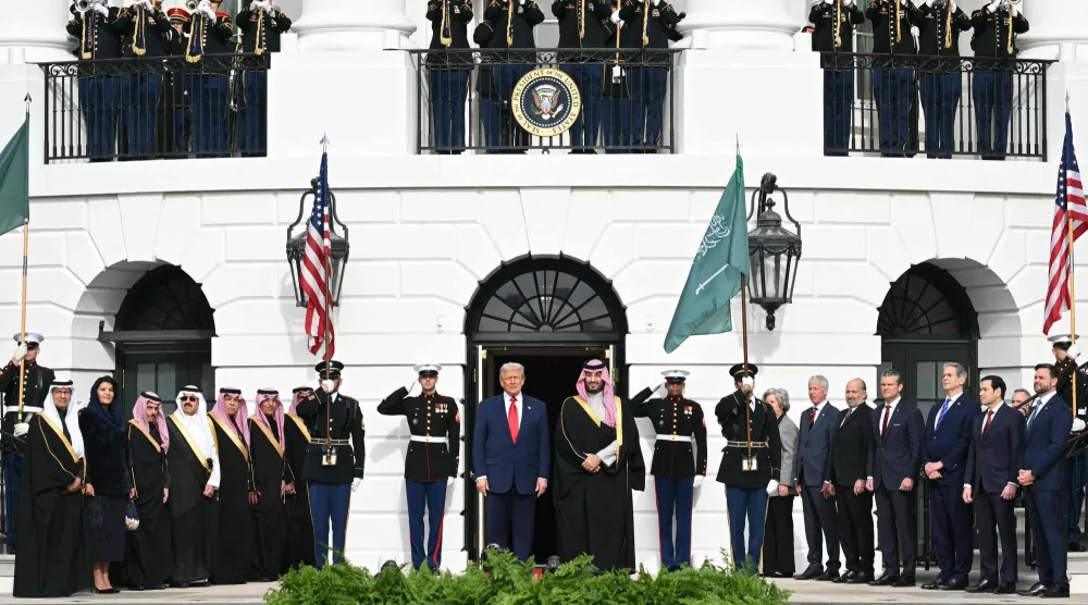 من مراسم الاستقبال التي أقامها الرئيس الأميركي دونالد ترمب لولي العهد السعودي الأمير محمد بن سلمان في الحديقة الجنوبية بالبيت الأبيض الثلاثاء (أ.ف.ب)