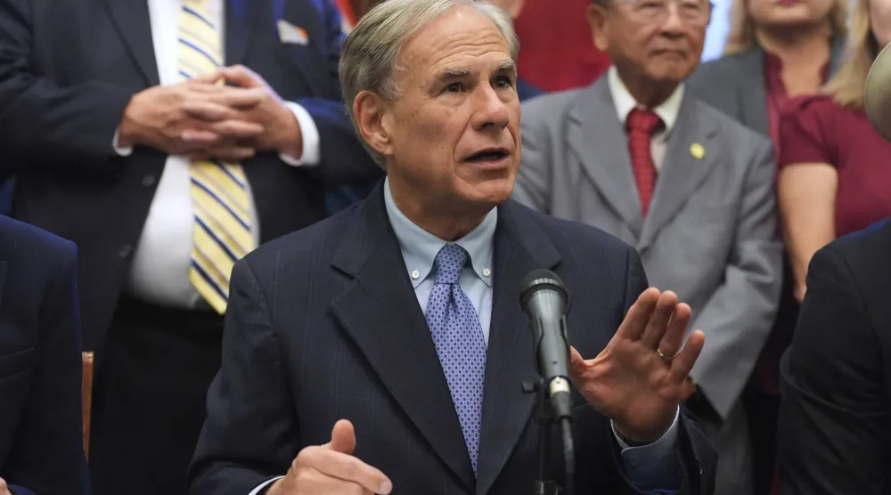 حاكم تكساس غريغ أبوت في مؤتمر صحافي في 22 أغسطس 2025 (أ.ب)