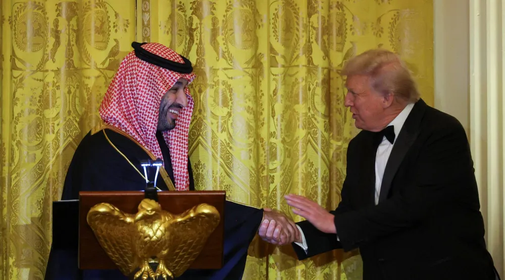 الرئيس دونالد ترمب يصافح ولي العهد السعودي الأمير محمد بن سلمان خلال عشاء في الغرفة الشرقية بالبيت الأبيض. (أ.ب)