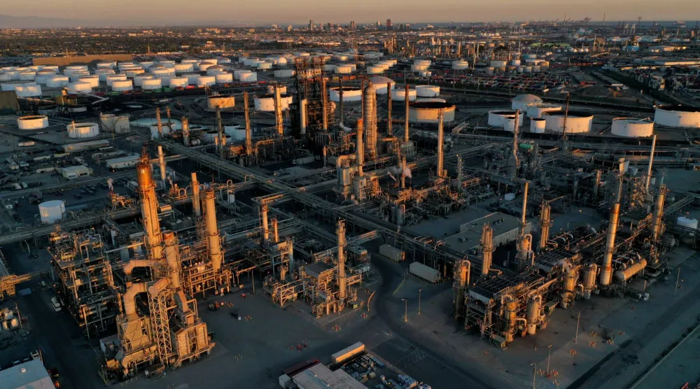 منظر عام لمصفاة شركة «فيليبس 66» في لوس أنجليس (رويترز)