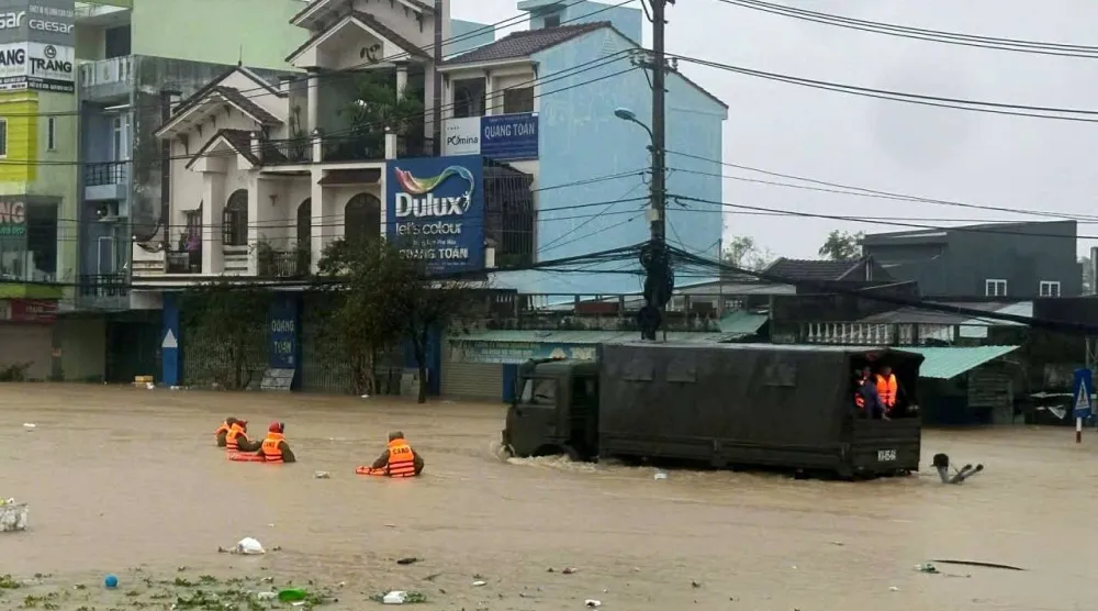  فيضانات وانهيارات أرضية في فيتنام (د.ب.أ)