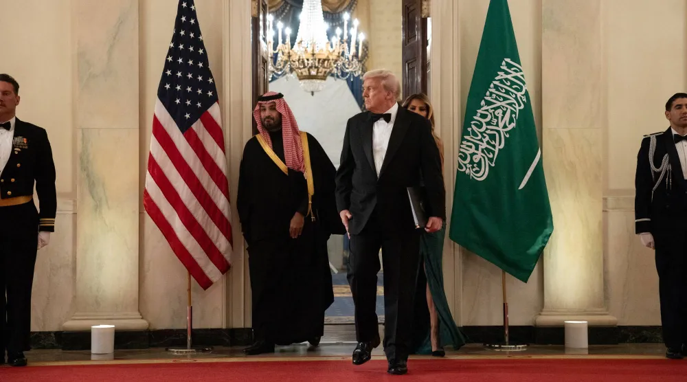 ولي العهد وترمب يستعدان للدخول إلى حفل عشاء في البيت الأبيض (إ.ب.أ)