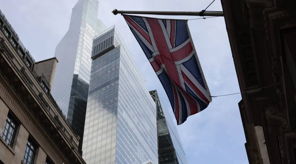 يرفرف علم المملكة المتحدة بين المباني العالية والقديمة بمنطقة المال في «سيتي لندن» (إ.ب.أ)