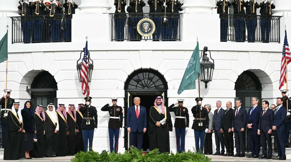 من مراسم استقبال ولي العهد السعودي الأمير محمد بن سلمان في الحديقة الجنوبية بالبيت الأبيض الثلاثاء (أ.ف.ب)