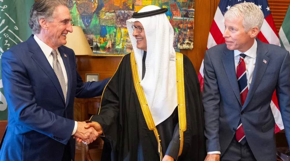 عبد العزيز بن سلمان يصافح وزير الداخلية الأميركي بعد توقيع الاتفاق وإلى جانبه نظيره الأميركي كريس رايت (إكس)