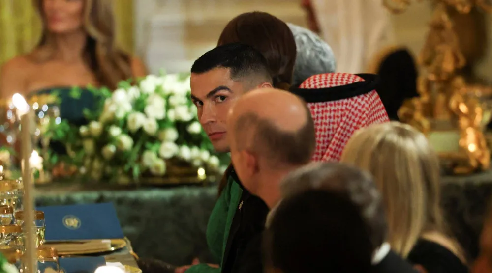 رونالدو لفت الأنظار بحضوره مع زوجته جورجينا (رويترز)