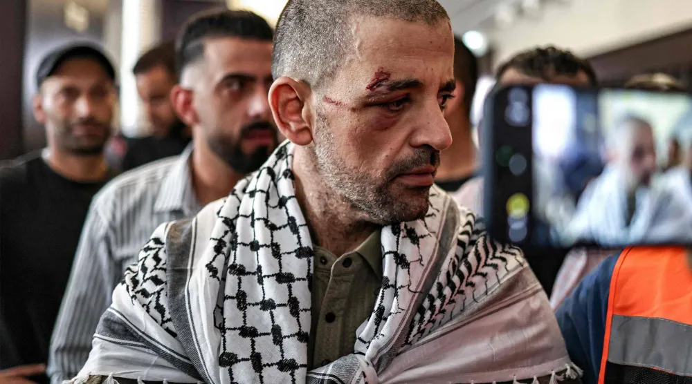 أسير فلسطيني من المحررين لدى وصوله إلى المركز الثقافي في رام الله بالضفة الغربية المحتلة أكتوبر الماضي (أ.ف.ب)