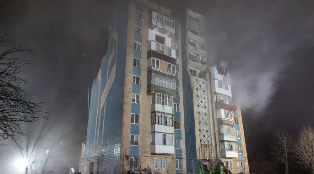 Rusya'nın Ukrayna'nın Ternopil kentindeki bir binayı füzeyle vurmasının ardından yükselen dumanlar (Reuters)