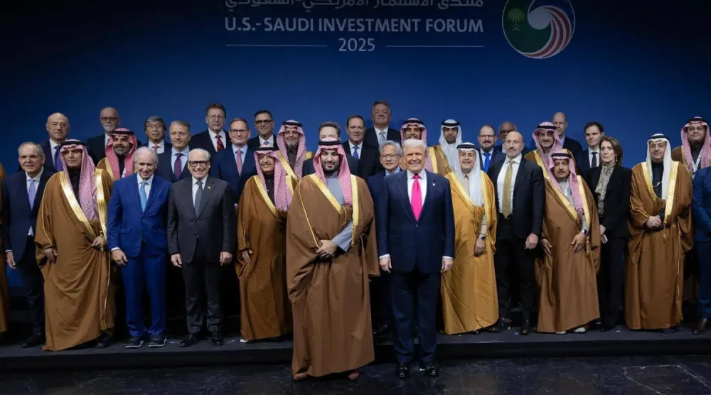 ABD-Suudi Arabistan Yatırım Forumu'na katılan büyük Amerikan şirketlerinin yöneticileri, Suudi Arabistan Başbakanı ve Veliaht Prensi Muhammed bin Selman ve ABD Başkanı Donald Trump ile birlikte hatıra fotoğrafı çekildi. (AFP)