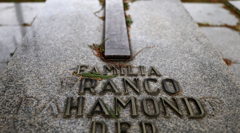 المكان المخصص في مقبرة كتابوي لعائلة فرنكو بمدينة فيرول مسقط رأس الديكتاتور (رويترز)