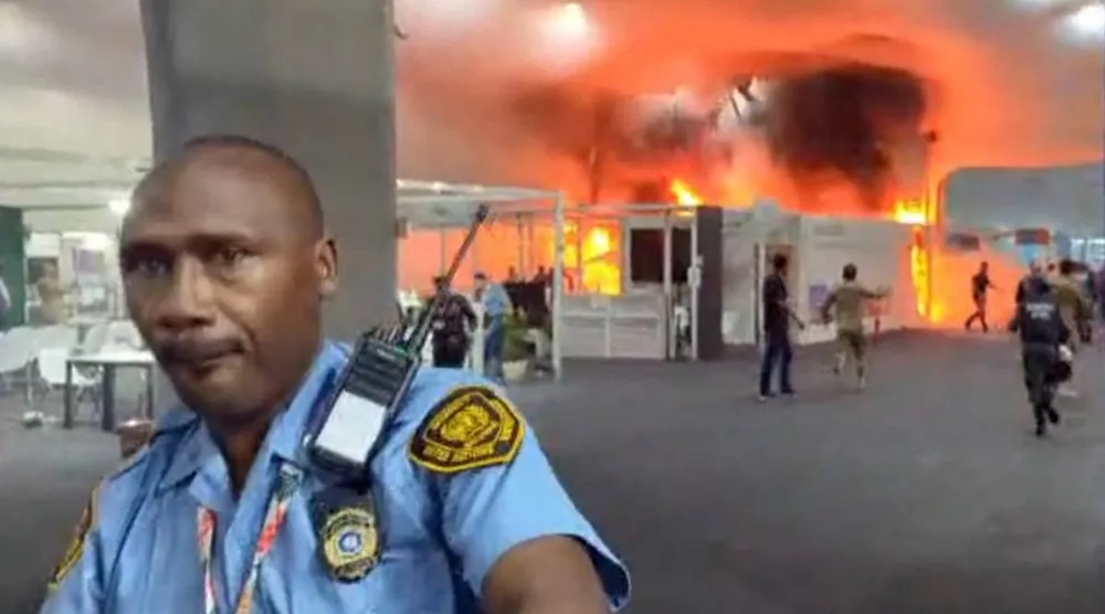 انتشر الدخان داخل وخارج المكان الذي يستضيف مؤتمر الأمم المتحدة للمناخ (أ.ف.ب)