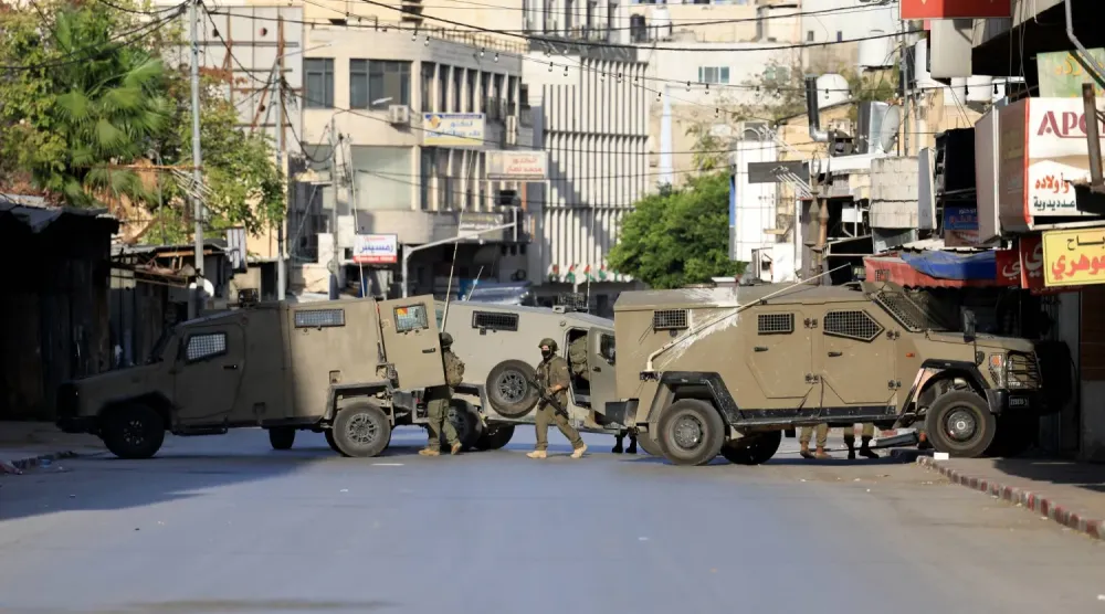 İsrail güçleri, 20 Kasım 2025'te Batı Şeria'nın Nablus kentinde bir askeri operasyon sırasında mevzi alıyor (EPA)