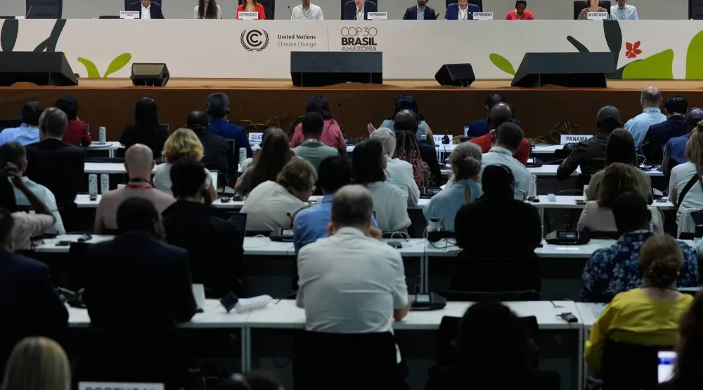 جانب من الجلسات في اليوم الختامي لمؤتمر المناخ «كوب 30» المنعقد في مدينة بيليم البرازيلية (أ.ب)