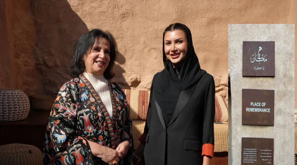 الشيخة ميّ بنت محمد آل خليفة مع عبير العقل الرئيسة التنفيذية للهيئة الملكية لمحافظة العلا (الشرق الأوسط)