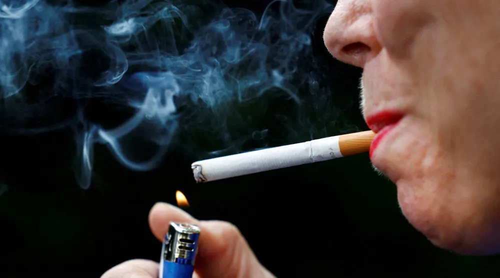التدخين المنتظم له تأثيرات سلبية كبيرة على الصحة (رويترز)