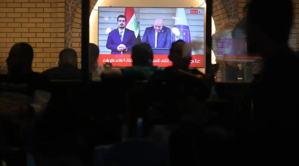 Iraklılar, 17 Kasım 2025'te Bağdat'taki bir kafede seçim sonuçlarını izlemek için toplandılar (AFP)