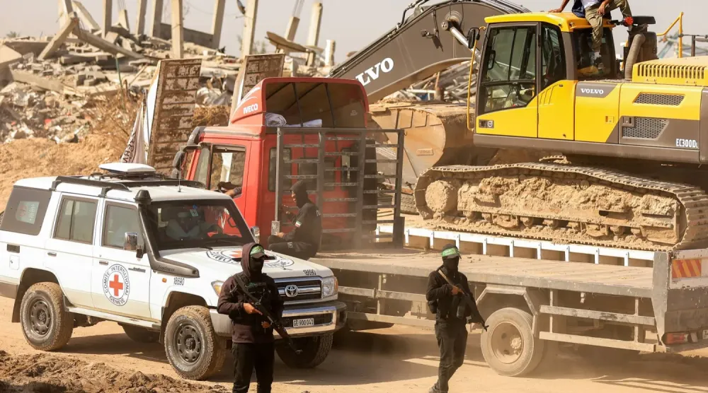 Hamas mensupları, Uluslararası Kızılhaç Komitesi (ICRC) çalışanlarını, ateşkes anlaşması kapsamında İsrail güçlerinin geri çekildiği ‘sarı hat’ içindeki bir bölgeye götürüyor. (Reuters)