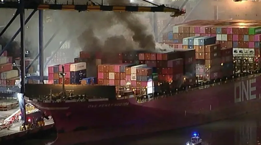 Los Angeles Limanı'ndaki bir konteyner gemisinden yükselen dumanı gösteren bir videodan alınan görüntü