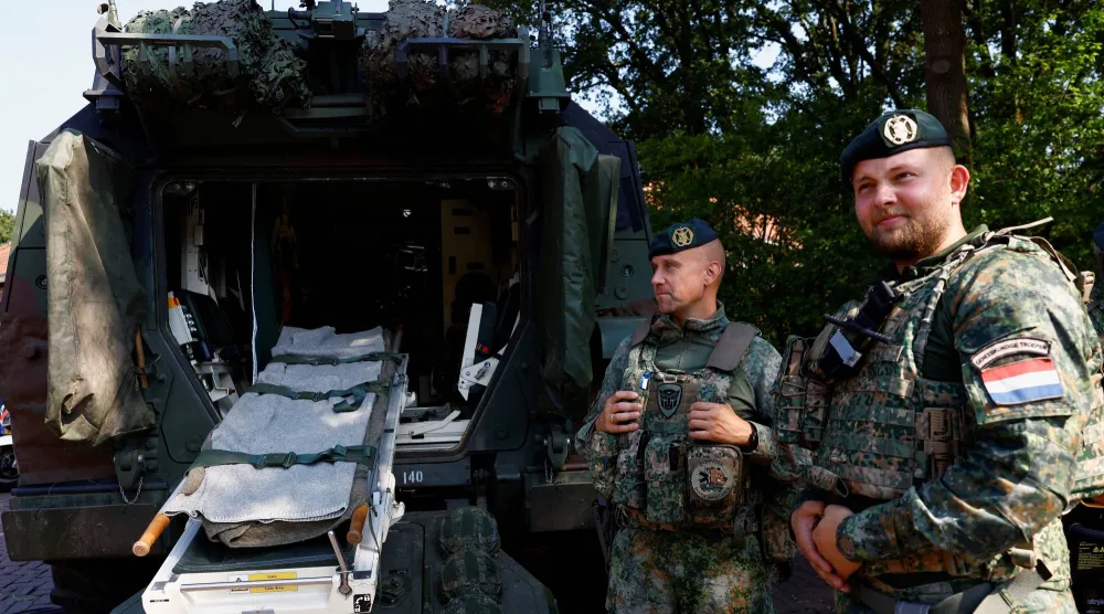 جنود يقفون بجوار سيارة إسعاف عسكرية بينما تقدم الحكومة الهولندية خططاً لزيادة الإنفاق على الدفاع في أعقاب الحرب بين روسيا وأوكرانيا (رويترز)