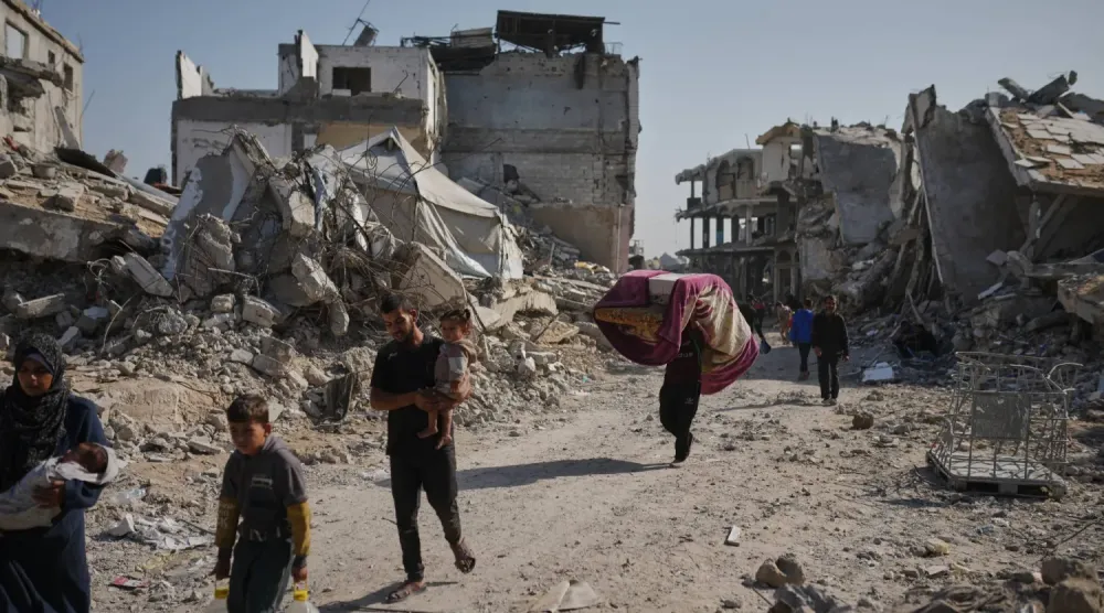 Filistinliler, Gazze Şeridi'ndeki Cibaliye'de yıkımın ortasında yürüyor (AP)