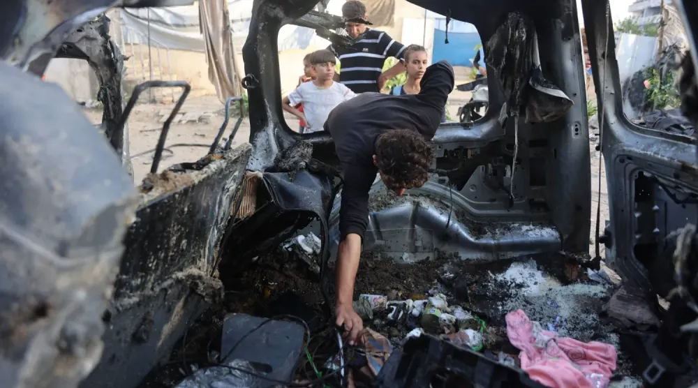 Gazze şehrine düzenlenen İsrail hava saldırısında hedef alınan bir araç (AFP)