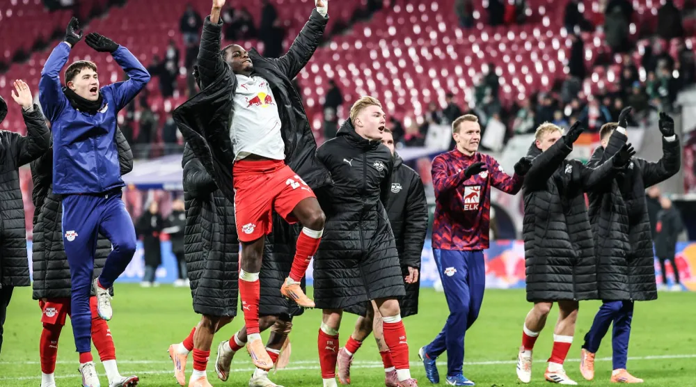 لاعبو لايبزيغ يحيون جماهيرهم بعد الفوز على بريمن (إ.ب.أ)