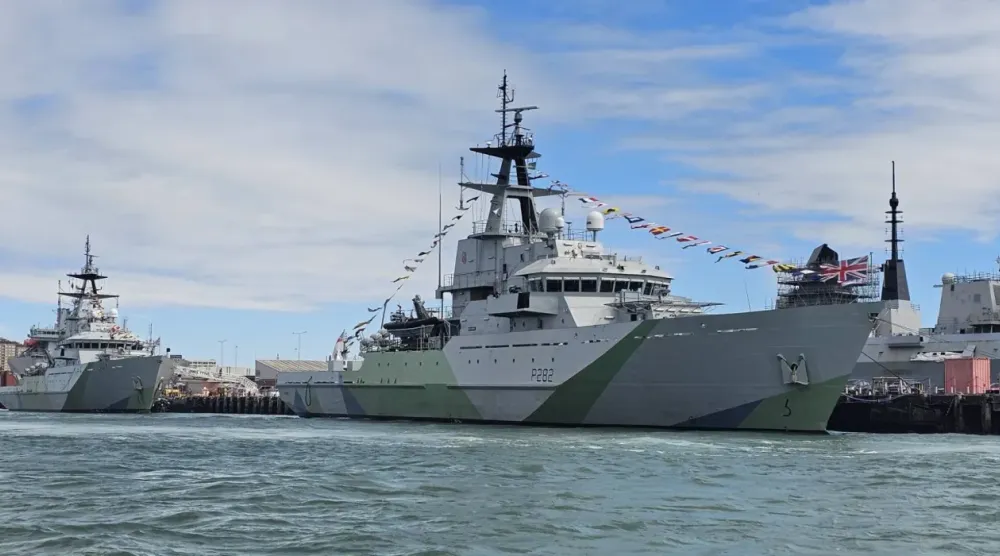 İngiliz Kraliyet Donanması devriye gemisi "Severn" (gemi hesabı "X" platformu üzerinden)