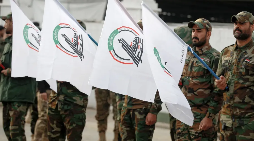 ABD tarafından düzenlenen saldırıda öldürülen arkadaşlarının cenaze törenine katılan Haşdi Şabi üyeleri (AFP)