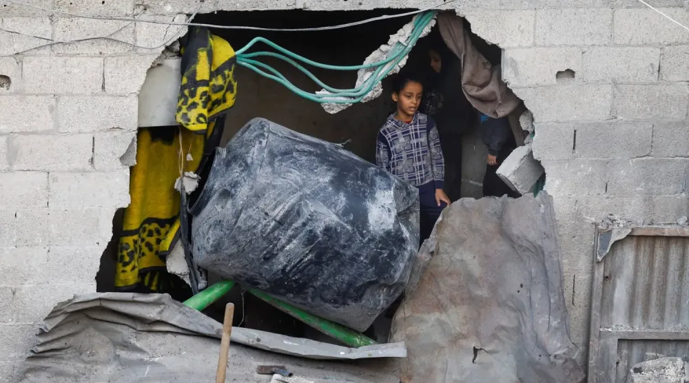 Gazze Şeridi'nin orta kesiminde İsrail ordusunun bombaladığı bölgeyi inceleyen Filistinli bir kız çocuğu, 22 Kasım 2025 (Reuters)