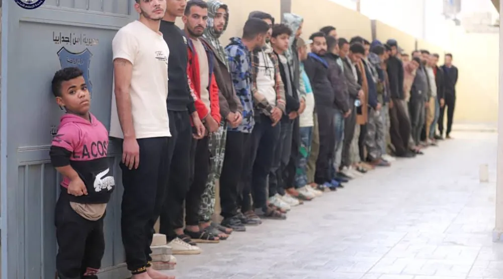 مهاجرون غير نظاميين من الجنسية المصرية عُثر عليهم في «وكر» في أجدابيا شرق ليبيا يوم الأحد (مديرية أمن أجدابيا)