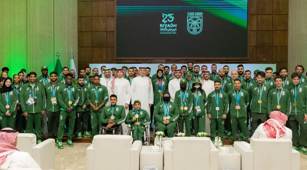 الأمير عبد العزيز بن تركي الفيصل مع اللاعبين الحاصلين على ميداليات (الأولمبية السعودية)