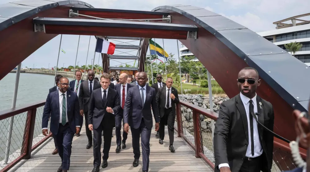 Fransa Cumhurbaşkanı Gabon'a yaptığı ziyaretten bir kare (AFP)