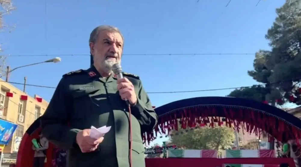 Devrim Muhafızları Komutanı Muhsin Rızai, dün İran'ın güneyindeki Kirman kentinde General Kasım Süleymani'nin mezarı yakınında yas tutanlara konuşma yapıyor (devlet televizyonu)