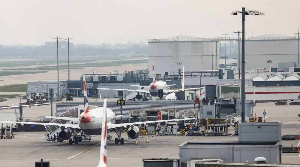 طائرات متوقفة على مدرج مطار هيثرو الدولي بلندن (رويترز)