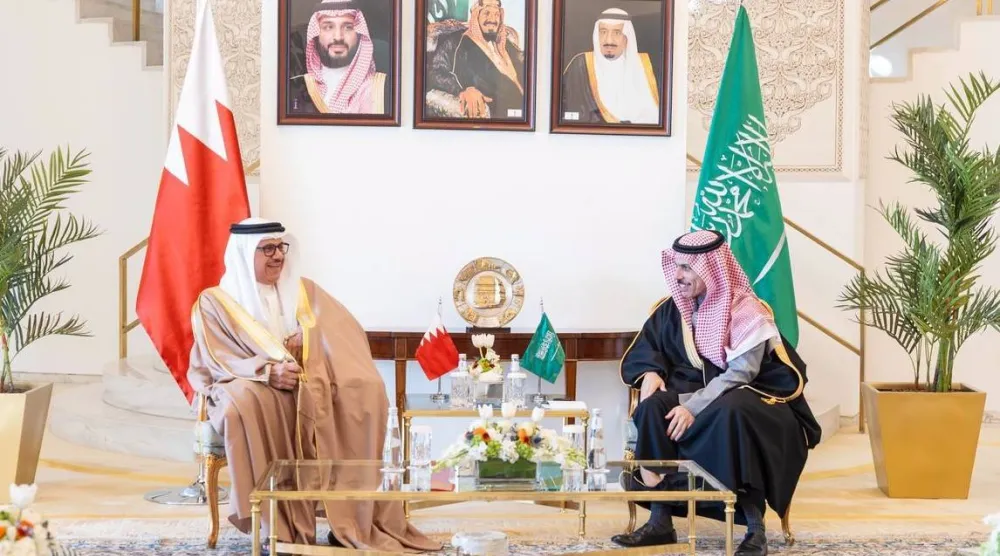 الأمير فيصل بن فرحان خلال مباحثات ثنائية مع عبد اللطيف الزياني بمقر الخارجية السعودية في الرياض (واس)