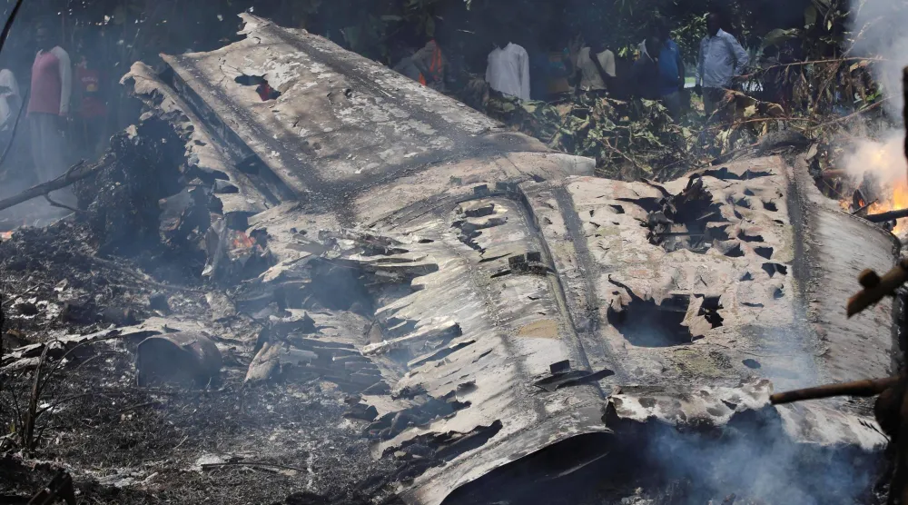 مدنيون يقفون بالقرب من حطام طائرة مشتعلة تحطمت بعد وقت قصير من إقلاعها من مطار جوبا جنوب السودان 2 نوفمبر 2021 (رويترز)
