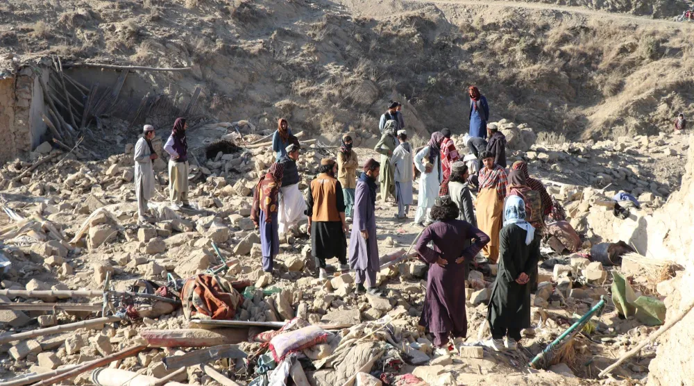 مدنيون من السكان المحليين يتفقدون الدمار في المنطقة الحدودية المستهدفة جيغي موغالغاي (إ.ب.أ)