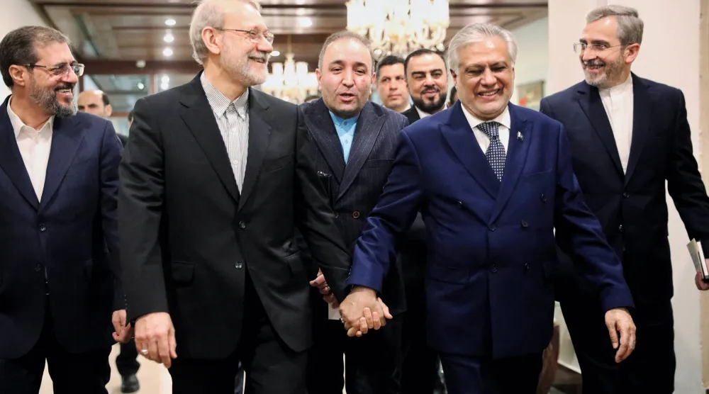 صورة نشرها الموقع الرسمي للاريجاني من لقائه مع نائب رئيس الوزراء ووزير الخارجية الباكستاني محمد إسحاق دار