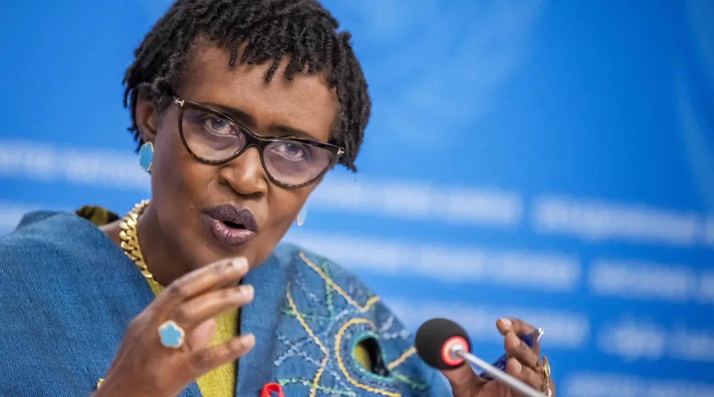 المديرة التنفيذية لبرنامج الأمم المتحدة المشترك لمكافحة الإيدز ويني بيانيما خلال مؤتمر صحافي قبل اليوم العالمي للإيدز 2025 في مكاتب الأمم المتحدة في جنيف... 25 نوفمبر 2025 (أ.ف.ب)