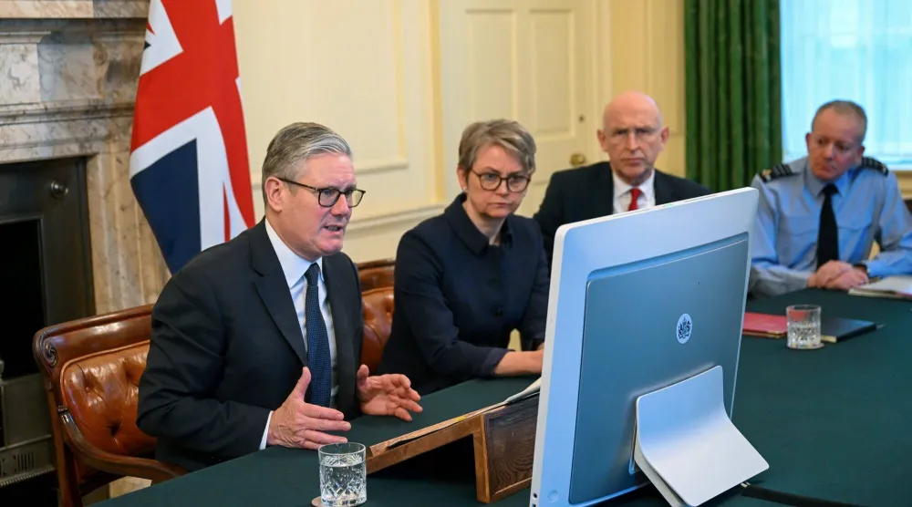 رئيس الوزراء البريطاني كير ستارمر ووزيرة الخارجية البريطانية إيفيت كوبر ووزير الدفاع جون هيلي ورئيس أركان الدفاع ريتش نايتون يشاركون في اجتماع عبر الإنترنت لتحالف الراغبين الداعم لأوكرانيا من «داونينغ ستريت» بلندن... بريطانيا - 25 نوفمبر 2025 (إ.ب.أ)