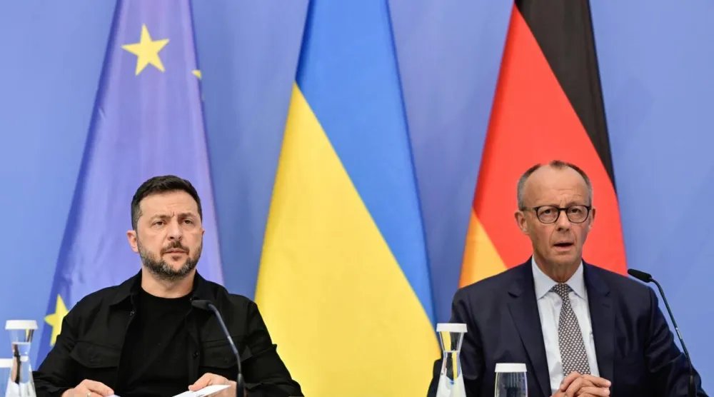 الرئيس الأوكراني فولوديمير زيلينسكي والمستشار الألماني فريدريش ميرتس في برلين 13 أغسطس 2025 (أ.ب)