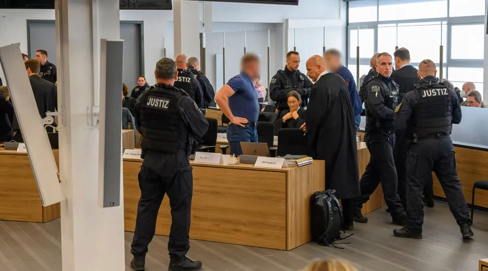 متهمون ومحاموهم يصلون إلى بداية محاكمة 7 متطرفين يساريين متهمين بالانتماء إلى منظمة إجرامية في 25 نوفمبر 2025 في المحكمة الإقليمية العليا في دريسدن بشرق ألمانيا (أ.ف.ب)