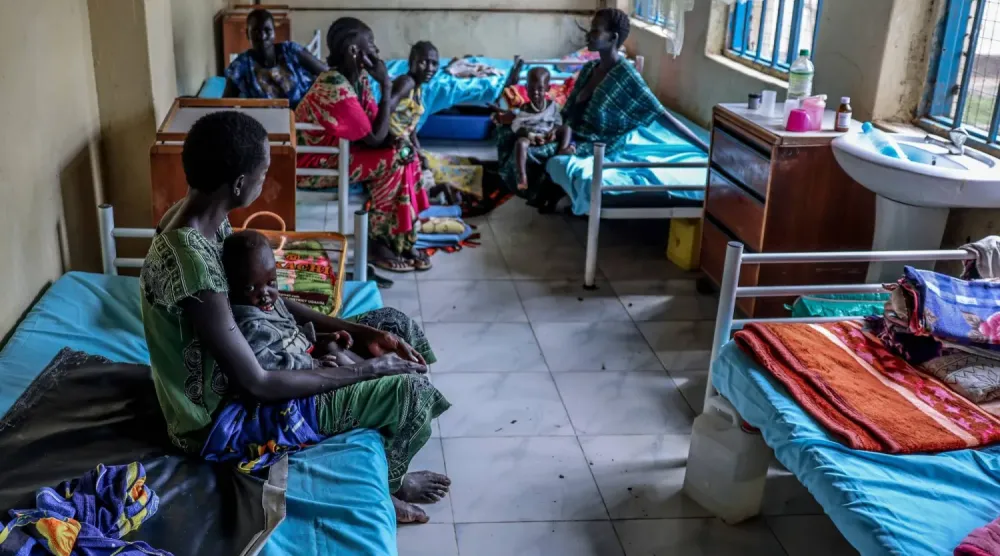 Güney Sudan'ın Bor kentindeki bir hastanenin yetersiz beslenme tedavi koğuşunda çocuklarıyla birlikte oturan anneler, (Arşiv- AP)