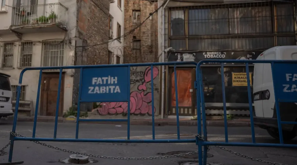 Ölen üç Alman turistin kaldığı Fatih ilçesindeki otelin yakınına İstanbul polisi tarafından güvenlik kordonu oluşturuldu (DPA)